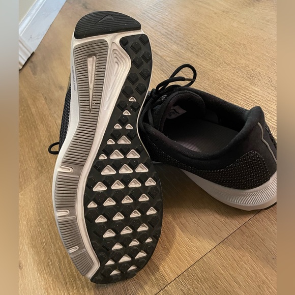 Sold Nike tennis shoes - Picture 3 of 4